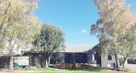 Vista frontal de la propiedad