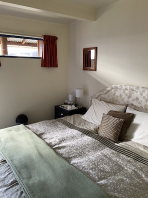 Down comforters, iron/ironing board, bed sheets - Tongariro River Retreat - Hostel (Turangi)