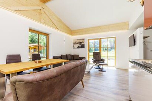 Apartment (Steinplatte) | Essbereich im Zimmer