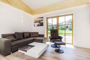 Apartment (Steinplatte) | Wohnbereich | Flachbildfernseher