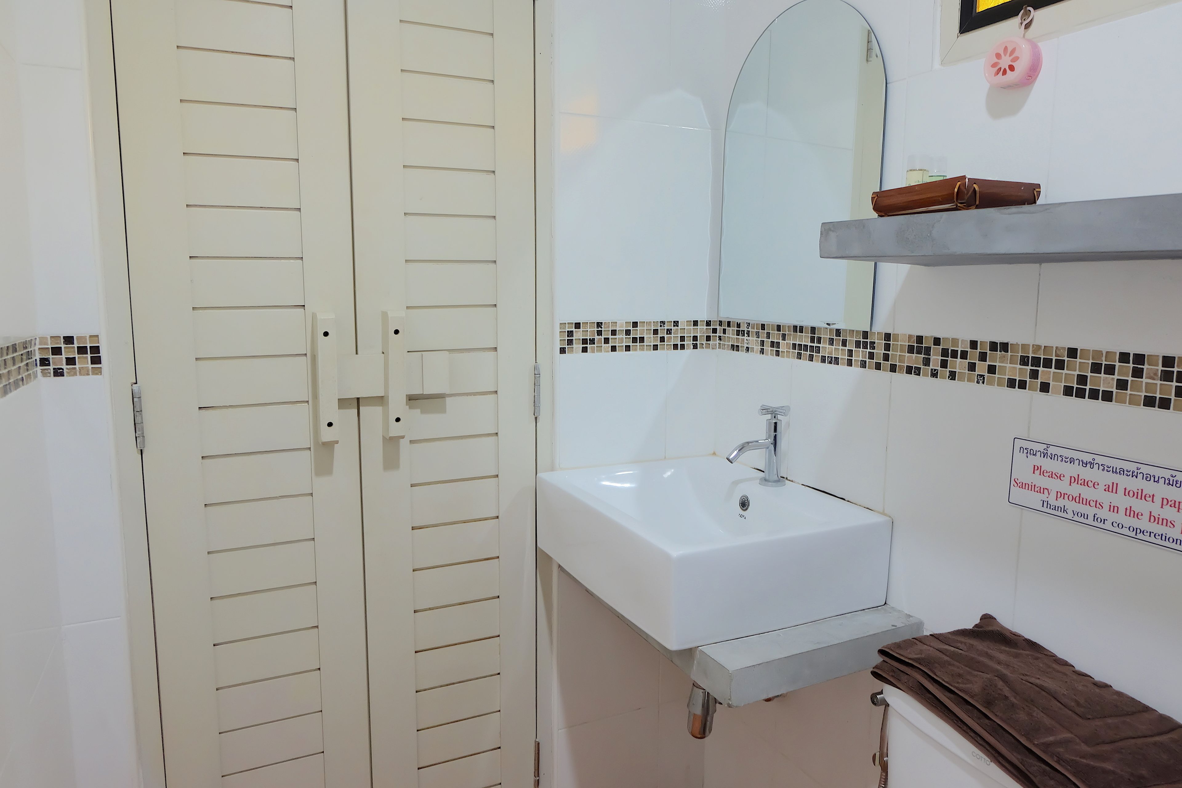 standard double room | bathroom sink