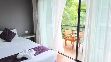 Habitación superior con 2 camas individuales | Edredón, escritorio, cortinas blackout y wifi gratis