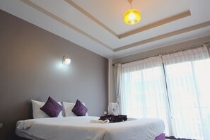 Quarto casal superior | Edredons de pluma, escrivaninha, cortinas blackout, Wi-Fi de cortesia