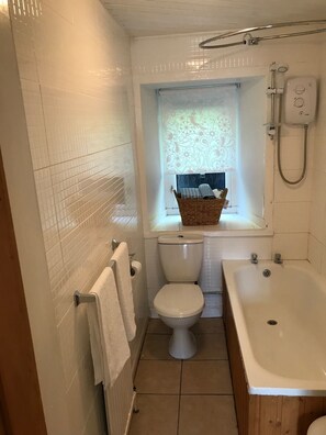 Apartamento, varias camas, no fumadores | Baño | Artículos de higiene personal gratuitos, secador de pelo y toallas