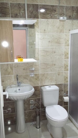 Shower, free toiletries, hair dryer, towels - Midyat Kent Otel (Midyat)