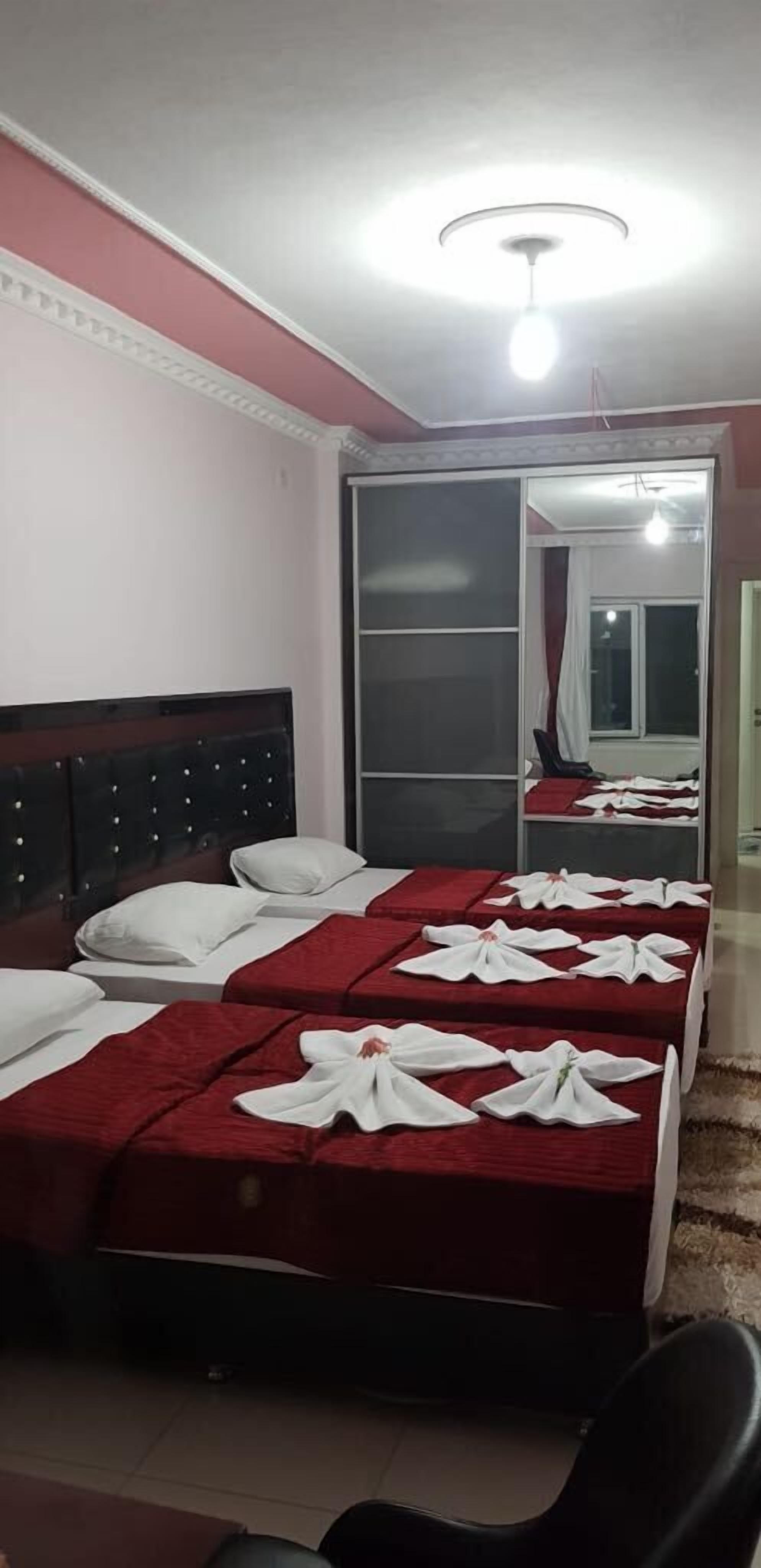 Una habitación de hotel con una cama, una silla y un espejo.