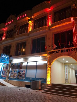 A building with a sign reading "Kent Hotel" and "Midyat Kent Hotel". - Midyat Kent Otel (Midyat)
