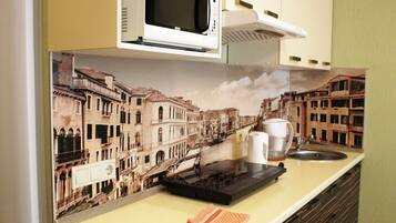 Apartment | Eigene Kochnische | Großer Kühlschrank, Mikrowelle, Herdplatte, Wasserkocher
