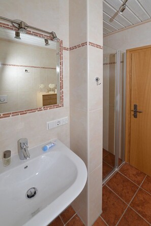 Apartamento, 2 quartos | Banheiro | Secador de cabelo, toalhas de banho