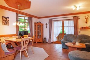 Apartment, 1 Schlafzimmer | Wohnbereich | Flachbildfernseher, DVD-Player, Stereoanlage