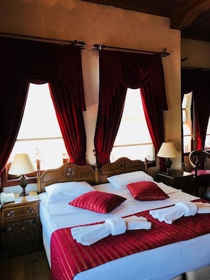 Quarto standard | Roupas de cama premium, edredons de pluma, frigobar, cofres nos quartos