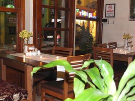 Kahvaltı, öğle yemeği ve akşam yemeği sunulur