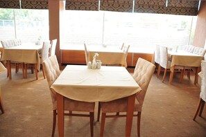 Frokost, lunsj og middag serveres, tyrkiske retter