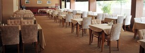 Breakfast, lunch and dinner served - Dragos Resort Hotel Spa Restaurant (Istanbul)