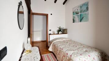 Single Room | Desk, free WiFi, bed sheets