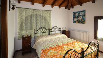 Camera con letto matrimoniale o 2 letti singoli | Una scrivania, Wi-Fi gratuito, lenzuola