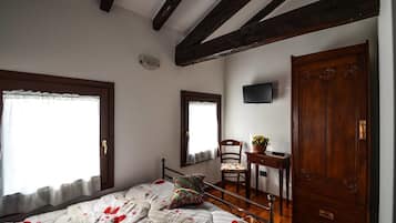 Double or Twin Room | Desk, free WiFi, bed sheets