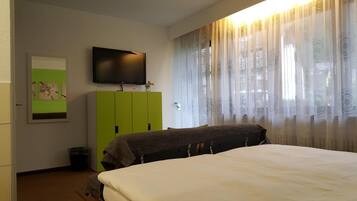 Hypo-allergenic bedding, desk, blackout curtains, free WiFi