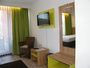 Allergikerbettwaren, Schreibtisch, Verdunkelungsvorhänge