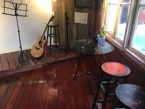 Menyajikan masakan Asia