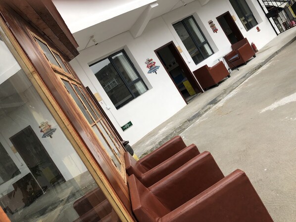 Menyajikan masakan Asia