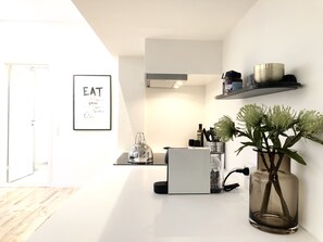 Grand réfrigérateur, four, plaque de cuisson, lave-vaisselle