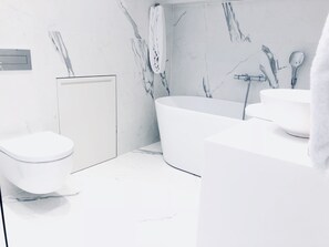 Separate bathtub and shower, deep-soaking bathtub, free toiletries