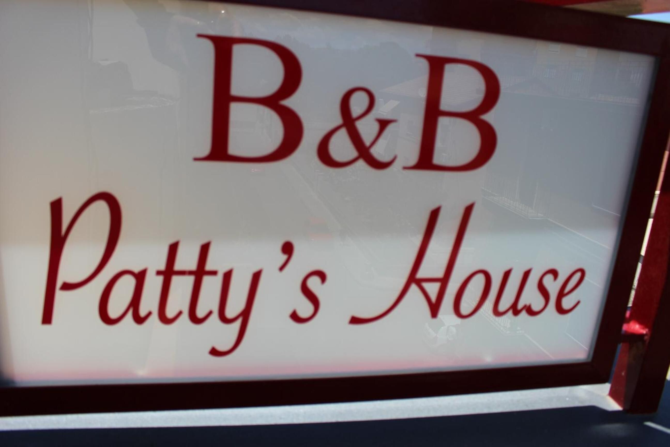 Une enseigne avec l’inscription « B&B Patty’s House ».