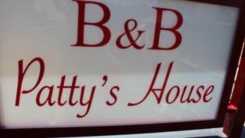 Une enseigne avec l’inscription « B&B Patty’s House ».