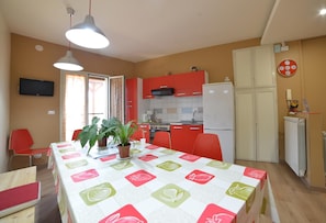 Fridge, cookware/dishes/utensils