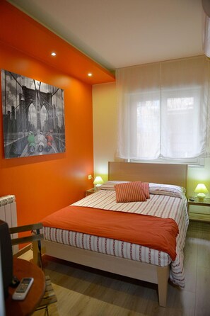 Habitació doble bàsica, 1 llit doble | Minibar, escriptori, cortines opaques i habitacions insonoritzades 