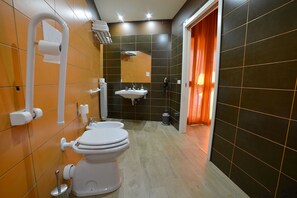 Triple Room, Accessible | Bathroom | Shower, rainfall showerhead, free toiletries, hair dryer - B&B Patty's House (Adrano)