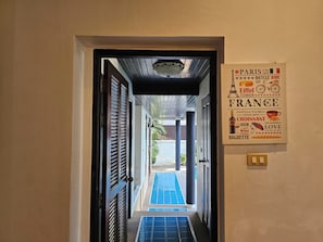 Full-sized fridge, microwave, stovetop, electric kettle