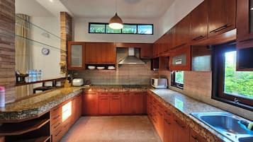 Full-sized fridge, microwave, stovetop, electric kettle
