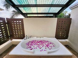 4-Bedroom Pool Villa | Bathroom | Jetted tub, free toiletries, hair dryer, towels