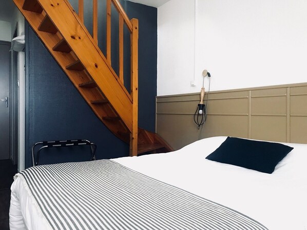 Rideaux occultants, chambres insonorisées, fer et planche à repasser