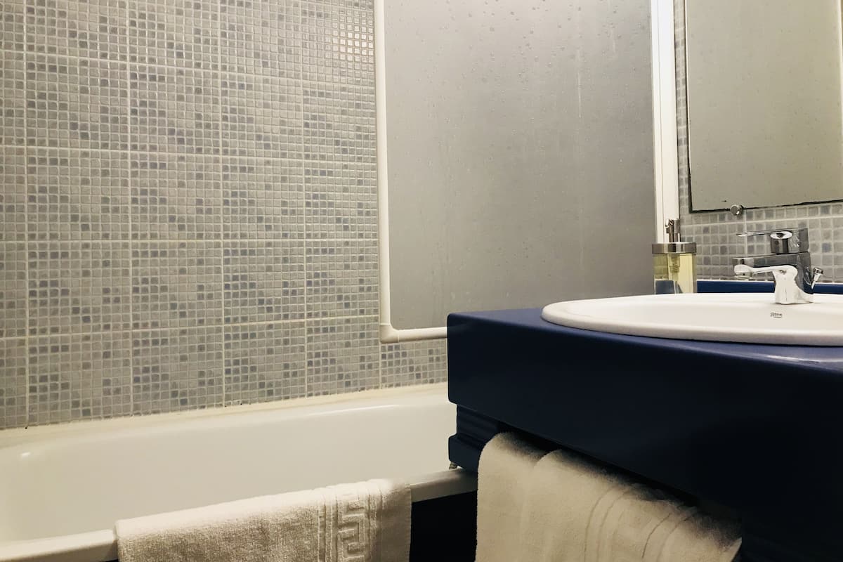 Bathtub, free toiletries, hair dryer, towels