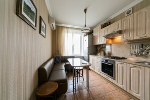Deluxe-Apartment, Nichtraucher | Eigene Küche | Großer Kühlschrank, Mikrowelle, Ofen, Herdplatte