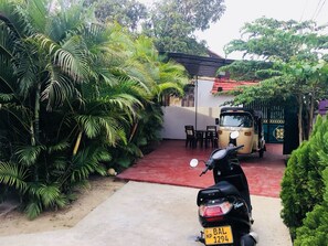 Free self parking - Yarl Crown Inn (Kandy)