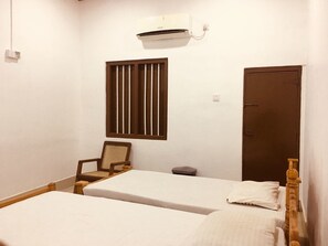 Standard Twin Room, 2 Twin Beds, Non Smoking | In-room safe, free WiFi - Yarl Crown Inn (Kandy)
