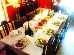 Petit déjeuner et dîner servis sur place