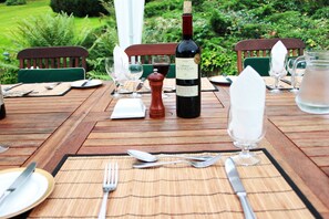 Petit déjeuner et dîner servis sur place, vue sur le jardin