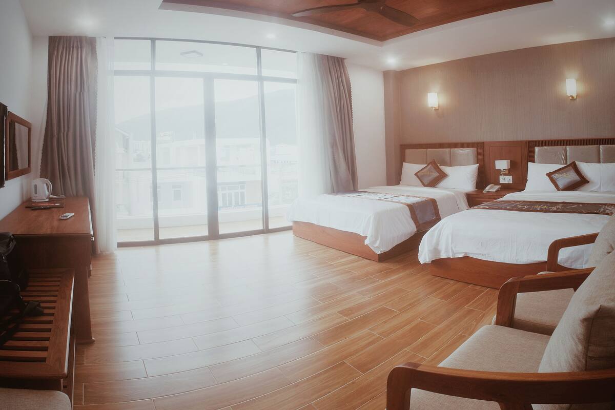 Minibar, escritorio, cortinas blackout y tabla de planchar con plancha