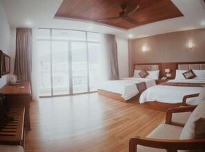 Minibar, desk, blackout drapes, iron/ironing board - Nhat Thanh Hotel (Quy Nhon)