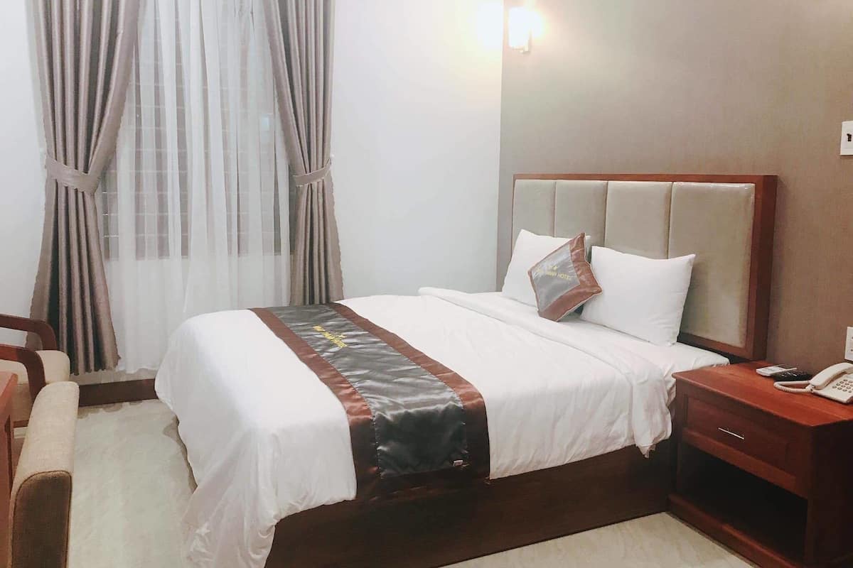 Quarto solteiro standard | Frigobar, escrivaninha, cortinas blackout, ferros/tábuas de passar roupa