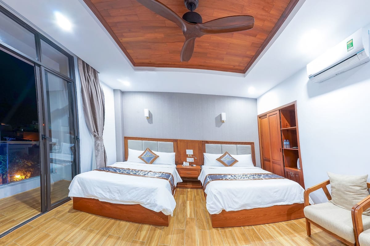 Minibar, escritorio, cortinas blackout y tabla de planchar con plancha