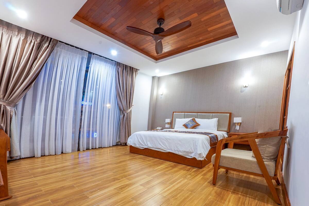 Quarto solteiro (VIP) | Frigobar, escrivaninha, cortinas blackout, ferros/tábuas de passar roupa
