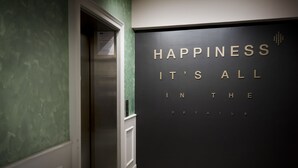A hallway with a sign that reads "HAPPINESS IT'S ALL IN THE DETAILS". - H Boutique Hotel Sri Petaling (Kuala Lumpur)