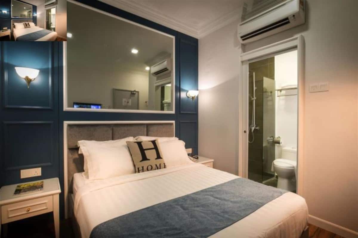 Deluxe Queen Room With Window | Desk, iron/ironing board (on request), free WiFi, bed sheets