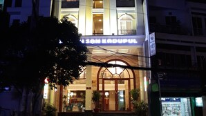 Front of property – evening/night - Kadupul Hotel (Ho Chi Minh City)